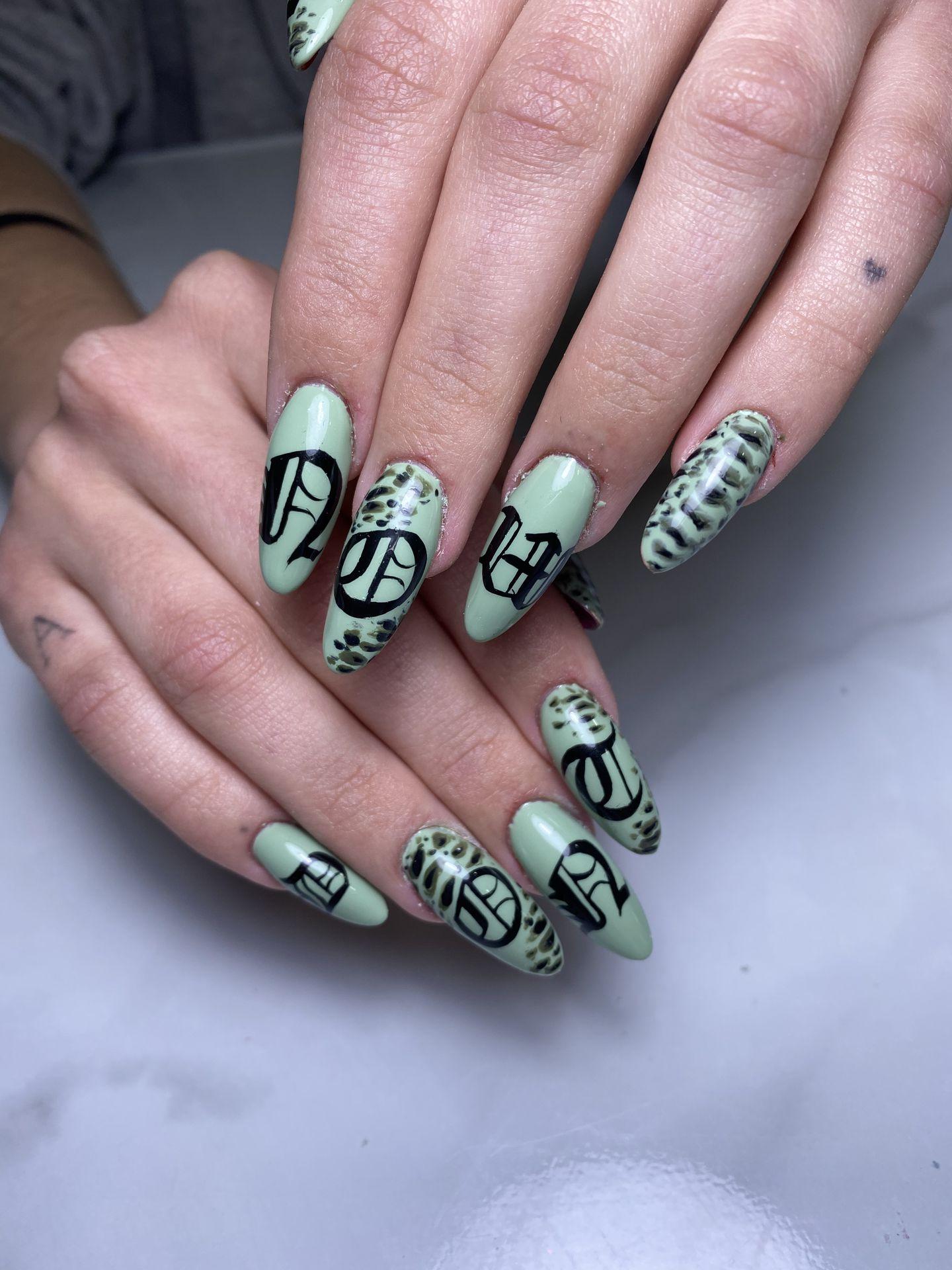 Uñas Con Decoración De Simbolos
